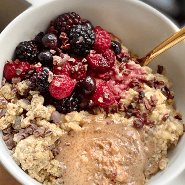 berry oat bowl | GIRLS WHO EAT