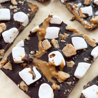 s'mores chocolate bark | GIRLS WHO EAT