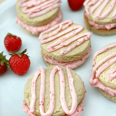 strawberry shortcake sandwich cookies | GIRLS WHO EAT
