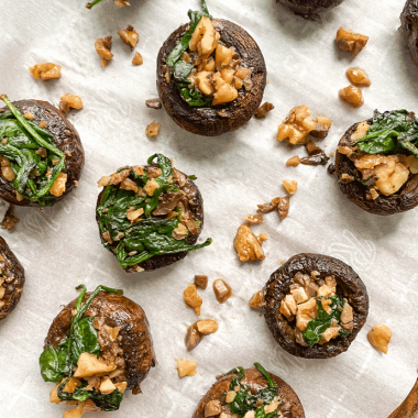stuffed garlic spinach mushrooms | GIRLS WHO EAT